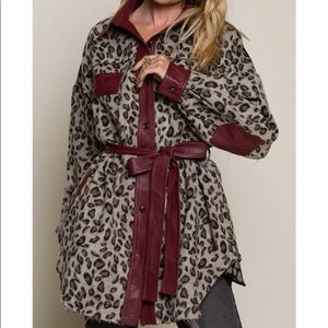 Leopard print jacket. Oversized sleeves.